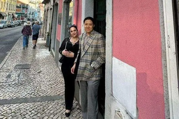 Xiqiao Sun standing outside a pink townhouse